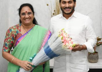 సీఎంను కలిసిన మహిళా కమిషన్ చైర్ పర్సన్