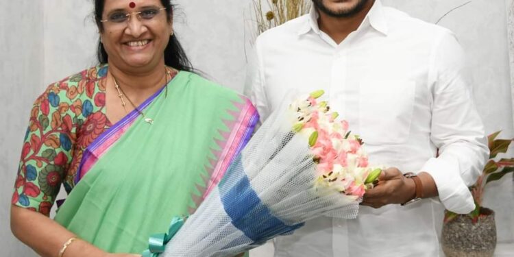 సీఎంను కలిసిన మహిళా కమిషన్ చైర్ పర్సన్