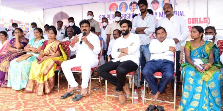 చదువు జ్ఞానాన్ని..క్రీడలు ఆరోగ్యాన్ని అందిస్తాయి -మంత్రి పేర్ని నాని