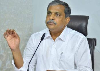 బీజేపీ నేతలకు ధైర్యం ఉంటే కేంద్ర ప్రభుత్వాన్ని కోరాలి పెట్రోల్, డీజిల్‌ ధరలు తగ్గించమనాలి ;సజ్జల రామకృష్ణారెడ్డి