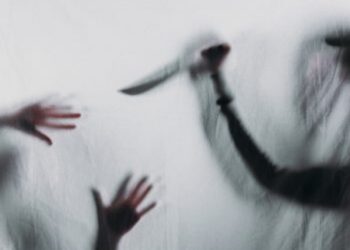 ఫోన్ ఎత్తడం లేదని మహిళ గొంతుకోసిన యువకుడు