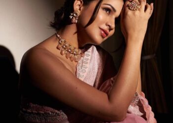 These pictures of #Lavanya in a stunning pink saree got us all lovestruck! 💞💖