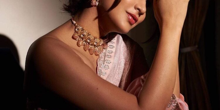 These pictures of #Lavanya in a stunning pink saree got us all lovestruck! 💞💖