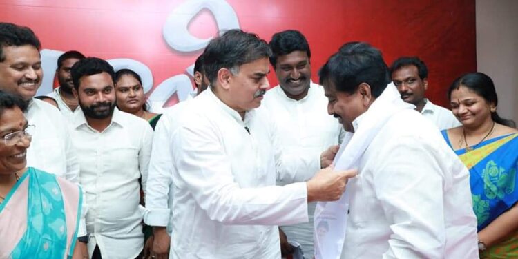 జనసేనలో చేరిన గుడివాడ వైసీపీ నాయకులు