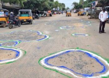 రోడ్డు గుంతలకి వైసీపీ రంగులు వేసిన జనసేన నాయకులు