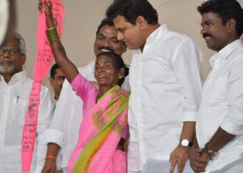 తెలంగాణ ఉద్యమకారిణి సత్తెమ్మ ను ప్రపంచానికి పరిచయం చేసిన మంత్రి కేటిఆర్