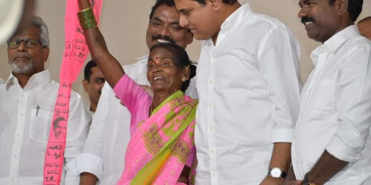 తెలంగాణ ఉద్యమకారిణి సత్తెమ్మ ను ప్రపంచానికి పరిచయం చేసిన మంత్రి కేటిఆర్