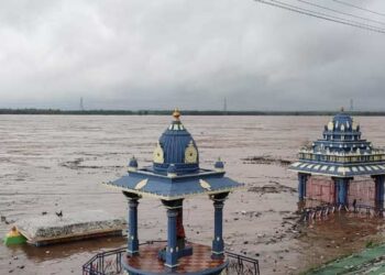 రికార్డు స్థాయిలో గోదావరికి వరద