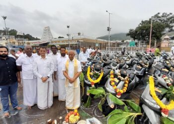 టిటిడికి 25 టివిఎస్‌ ఎల‌క్ట్రిక్ స్కూట‌ర్ల విరాళం!