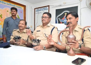 ప్రజలను వంచించే రైస్ పుల్లింగ్ ముఠా పట్టివేత