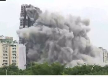 నోయిడాలో ట్విన్‌ టవర్స్‌ను కూల్చివేసిన అధికారులు