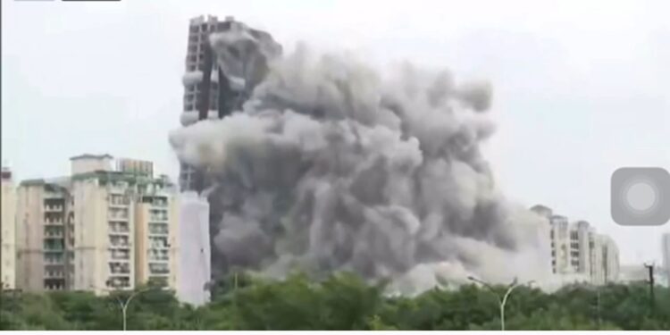 నోయిడాలో ట్విన్‌ టవర్స్‌ను కూల్చివేసిన అధికారులు