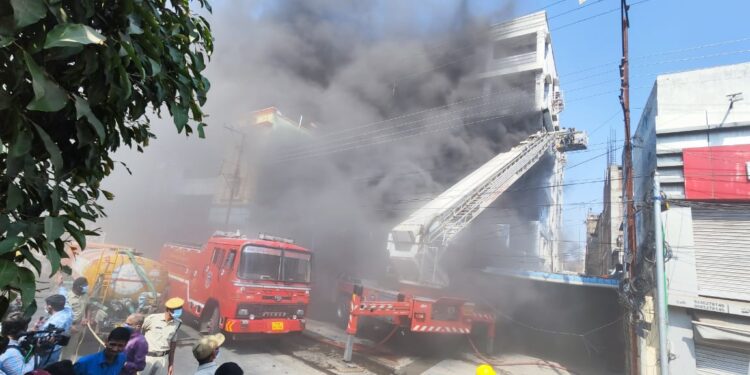 హైదరాబాద్ లో భారీ అగ్నిప్రమాదం