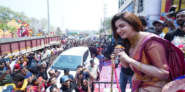 షాద్ నగర్… చందన బ్రదర్స్ ప్రారంభోత్సవంలో హనీ రోజ్