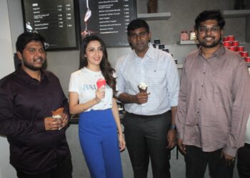 నటి నేహా శెట్టి చేత కొంపల్లిలో డుమాంట్ కాఫీ మీట్స్ ఐస్ క్రీమ్ స్టోర్‌ ప్రారంభం