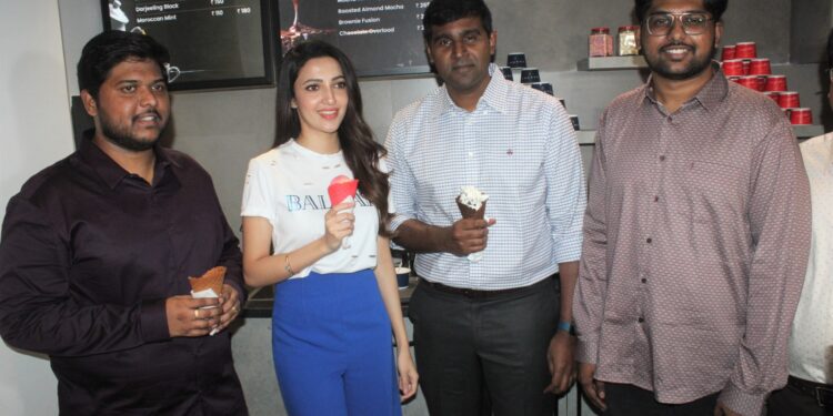నటి నేహా శెట్టి చేత కొంపల్లిలో డుమాంట్ కాఫీ మీట్స్ ఐస్ క్రీమ్ స్టోర్ ప్రారంభం