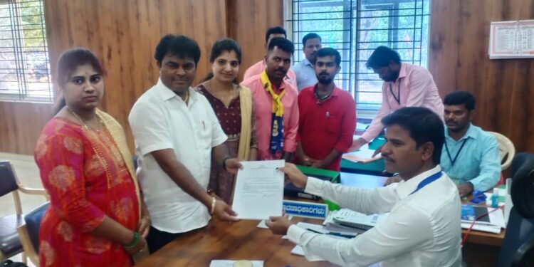 ఆమ్ ఆద్మీ పార్టీ ఎమ్మెల్యే అభ్యర్థిగా “ఓ మై లవ్” మూవీ డైరెక్టర్ నారి శ్రీనివాసులు (స్మైల్ శ్రీను) నామినేషన్ దాఖలు