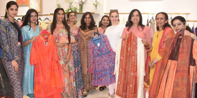 కూకట్ పల్లి నెక్స్స్ మాల్ లో సౌంద్ కొత్త కలెక్షన్స్ తో మెరిచి పోయిన మోడల్స్…