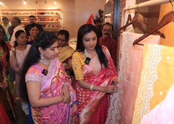 సుష్మి సిగ్నేచర్స్ బోటిక్ ను ప్రారంభించిన యాంకర్ సుమ !!!