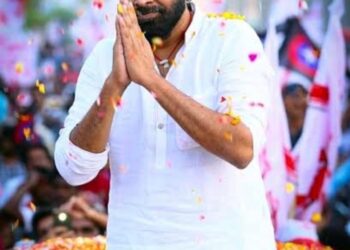 దత్తపుత్రుడు అని జగన్ గారు ఎందుకు పేరు పెట్టారో ఈరోజు ఈనాడు, ఆంధ్రజ్యోతి పత్రికల్ని చూస్తే మరోసారి మరింతగా అర్థమౌతుంది.