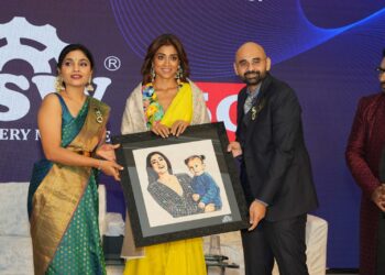 హెచ్ ఎస్ డబ్ల్యూ 5 జీ అడ్వాన్స్ డ్ టెక్నాలజీ ఎంబ్రాయిడరీ మెషిన్ ప్రారంభించిన సినీనటి శ్రీయా శరన్…