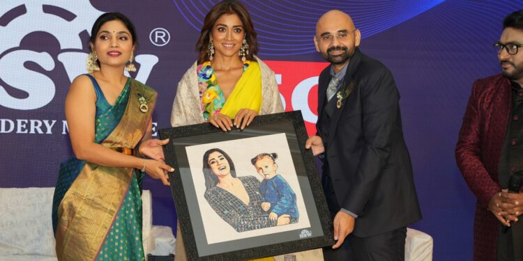 హెచ్ ఎస్ డబ్ల్యూ 5 జీ అడ్వాన్స్ డ్ టెక్నాలజీ ఎంబ్రాయిడరీ మెషిన్ ప్రారంభించిన సినీనటి శ్రీయా శరన్…