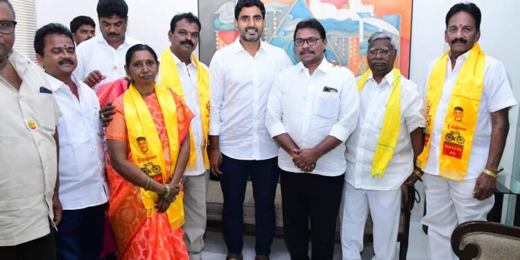 లోకేష్ సమక్షంలో వైసీపీ నేతలు టిడిపిలో చేరిక