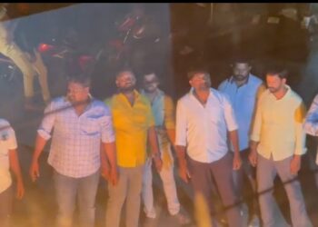 ఆర్జీవీ డెన్ ముందు టి.డి.పి.కార్యకర్తల గూండా గిరి