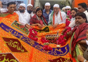 అజ్మీర్ దర్గాకు చాదర్ సమర్పించిన అజహరుద్దీన్