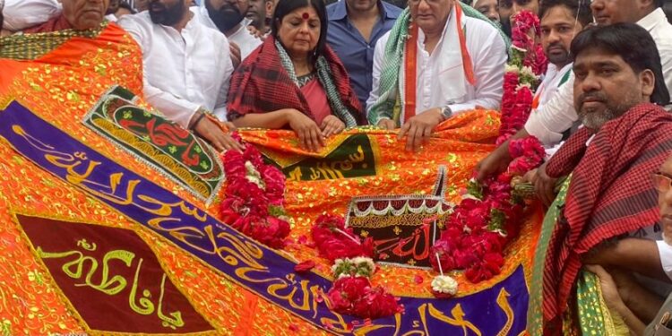 అజ్మీర్ దర్గాకు చాదర్ సమర్పించిన అజహరుద్దీన్