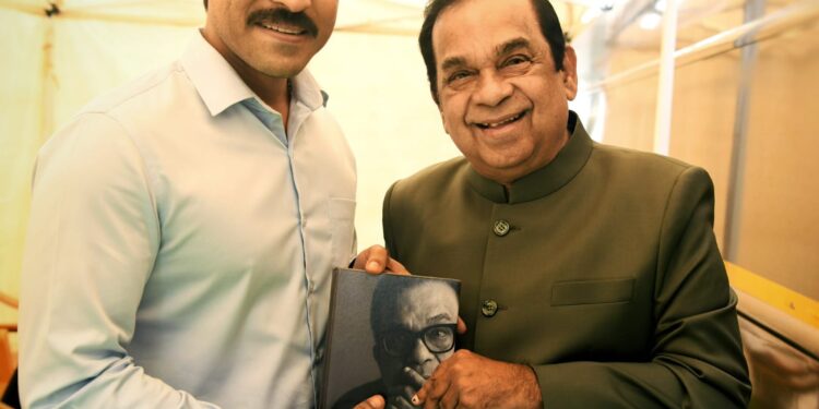 రామ్‌చ‌ర‌ణ్‌కి ‘నేను’ కాపీ అంద‌జేసిన ప‌ద్మ‌శ్రీ బ్ర‌హ్మానందం!