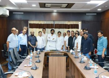 పవన్ కళ్యాణ్ ని కలిసిన తెలుగు సినీ నిర్మాతలు