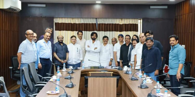 పవన్ కళ్యాణ్ ని కలిసిన తెలుగు సినీ నిర్మాతలు