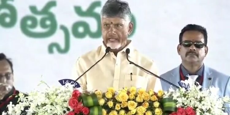 ఏపీ సీఎంగా ప్రమాణ స్వీకారం చేసిన చంద్రబాబు