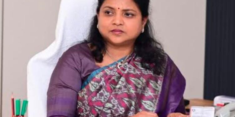 పశ్చిమగోదావరి జిల్లా కలెక్టర్ గా IPS ఉమేశ్ చంద్ర భార్య