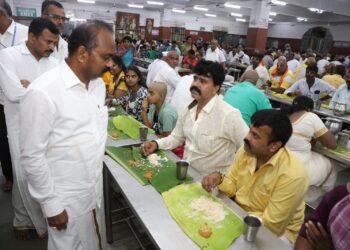 అన్నప్రసాదాలపై సంతృప్తి వ్యక్తం చేసిన భక్తులు -టీటీడీ ఈవో