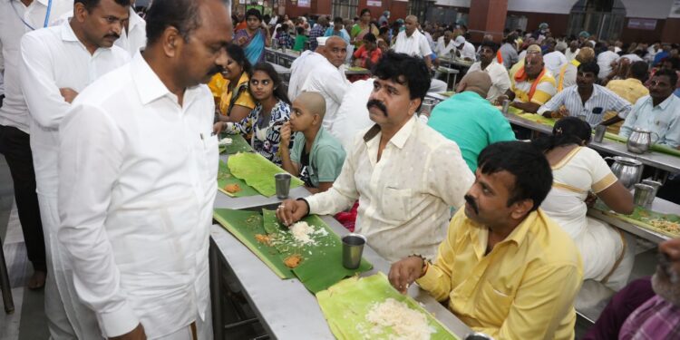 అన్నప్రసాదాలపై సంతృప్తి వ్యక్తం చేసిన భక్తులు -టీటీడీ ఈవో