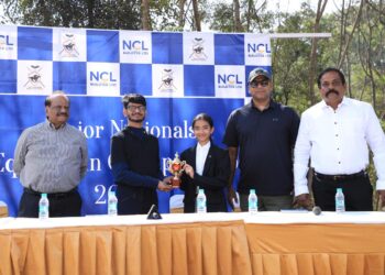 సినీ గేయ రచయిత అనంత్ శ్రీరాం చేతుల మీదుగా విజేతలకు సన్మానం