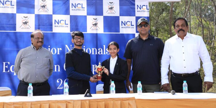 సినీ గేయ రచయిత అనంత్ శ్రీరాం చేతుల మీదుగా విజేతలకు సన్మానం