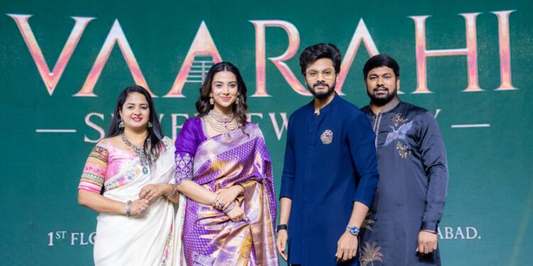 వారాహి సిల్వర్ జ్యువెలరీ ను ప్రారంభించిన సినీనటుడు తేజ సజ్జ, మరియు సినీనటి మీనాక్షి చౌదరి