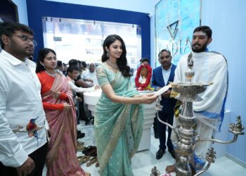 హీరోయిన్ మానస వారణాశి చేతుల మీదుగా నెల్లూరులో లాడియా (LADIA) 6వ స్టోర్ ప్రారంభం