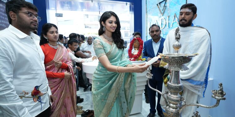 హీరోయిన్ మానస వారణాశి చేతుల మీదుగా నెల్లూరులో లాడియా (LADIA) 6వ స్టోర్ ప్రారంభం