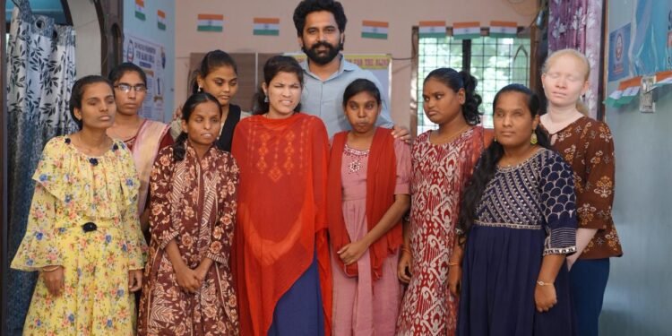 రాఖీ వేడుకల్లో మానవత్వాన్ని చాటుకున్న నటుడు సంజోష్