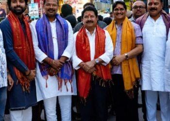 ఖైరతాబాద్‌ మహా గణపతిని దర్శించుకుని పూజలు చేసిన వేదవ్యాస్‌ సినిమా టీమ్‌…