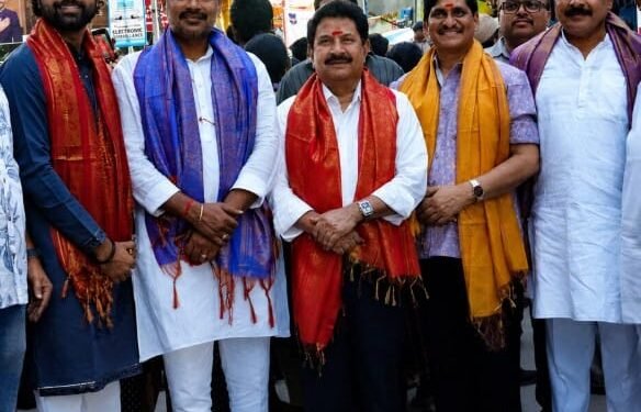 ఖైరతాబాద్‌ మహా గణపతిని దర్శించుకుని పూజలు చేసిన వేదవ్యాస్‌ సినిమా టీమ్‌…